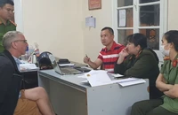 JacoBus Johannes Kenter làm việc với công an lúc 22 giờ ngày 2-5