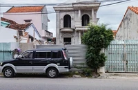 Vừa mua xong nhà đất thì bị phong toả vì chủ cũ bị kiện