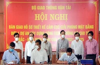 Bàn giao hồ sơ cắm cọc giải phóng mặt bằng cao tốc Cần Thơ – Cà Mau