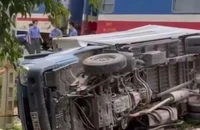 Xe tải cố vượt qua đường sắt bị tàu hỏa đâm lật, 2 người thương vong
