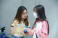 Sinh viên Trường ĐH Mở TP.HCM tìm hiểu và ứng tuyển các việc làm bán thời gian ngay tại trường. Ảnh: LÊ MỸ