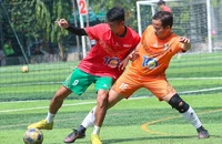 Phùng Trọng Luân (đội Liên quân báo Pháp Luật TP.HCM) và Trung Kiên (PC08). Ảnh: HOÀNG NAM