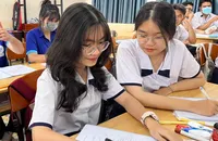 Một tiết học của học sinh lớp 12 Trường THPT Nguyễn Du, quận 10. Ảnh: TP