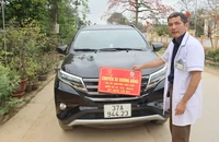 Ông Nguyễn Văn Lâm bên chiếc xe cấp cứu 0 đồng đã giúp được nhiều bệnh nhân, người nghèo đến bệnh viện kịp thời. Ảnh: ĐẮC LAM