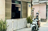 Theo phản ánh của người dân, hộ bà O ở hẻm 964 đường Nguyễn Văn Quá, phường Đông Hưng Thuận, quận 12 nuôi hơn 20 con chó, gây ô nhiễm môi trường, tiếng ồn trong khu vực. Ảnh: TRẦN MINH