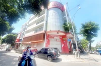 Trung tâm Anh ngữ Apax Leaders trên đường Phan Xích Long, quận Phú Nhuận, TP.HCM đóng cửa, treo bảng cho thuê mặt bằng. Ảnh: NGUYỄN QUYÊN
