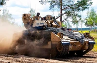 Xe tăng Bradley của Mỹ trong một cuộc tập trận với Đức hồi tháng 5-2022. Ảnh: DEFENSE NEWS
