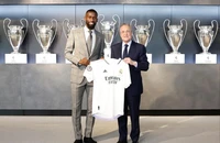 Giã biệt Chelsea, hậu vệ Rudiger tươi rói ra mắt Real