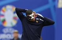Mbappe đeo mặt nạ xuất trận từ đầu cho đội tuyển Pháp