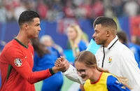 Ronaldo ủng hộ Mbappe giành Quả bóng vàng