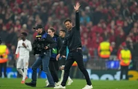 HLV Xabi Alonso đau đớn ở Anfield
