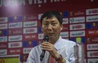 HLV Kim Sang-sik cảnh giác chủ nhà Lào
