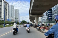 Lòng lề đường song hành Võ Nguyên Giáp, TP Thủ Đức bị lấn chiếm