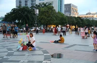 Hàng rong vẫn lấn chiếm vỉa hè, lòng đường khu trung tâm TP.HCM