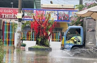 Sau cơn mưa lớn, đường Lò Lu TP Thủ Đức bị ngập nước