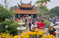 Dòng người tấp nập tới ngôi chùa cổ hơn 720 năm cầu an ngày đầu năm