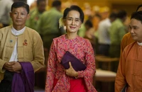 Cựu Cố vấn Nhà nước Myanmar Aung San Suu Kyi (giữa). Ảnh: AFP