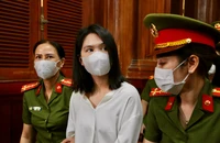 Người mẫu Ngọc Trinh khai 'thấy đường vắng nên biểu diễn khi học lái xe'