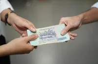 Ép vợ, chồng, con cái đóng góp tài chính quá khả năng sẽ bị phạt tới 30 triệu 