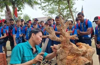 Nghệ nhân trổ tài trong lễ giỗ tổ ở làng mộc Kim Bồng hơn 400 năm tuổi
