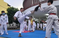 Võ trại - cha con cùng tập võ, múa hát bên ánh lửa hồng