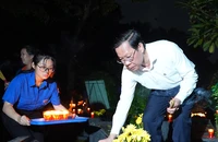 Chủ tịch TP.HCM Phan Văn Mãi thăm gia đình chính sách tiêu biểu