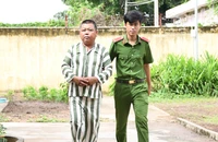 Đang nhận tiền 'chạy án' thì bị bắt
