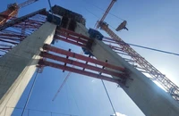 Căng cáp dây văng đầu tiên cầu Mỹ Thuận 2