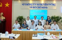Các phòng, ban Sở TT&TT TP.HCM ký cam kết. Ảnh: Trung tâm báo chí