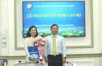 Phó Chủ tịch UBND TP.HCM Dương Anh Đức trao quyết định cho bà Nguyễn Thị Minh Phượng. Ảnh: LÊ THOA