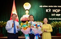 Lãnh đạo TP.HCM chúc mừng ông Bùi Xuân Cường, tân Phó Chủ tịch UBND TP.HCM. Ảnh: NGUYỆT NHI
