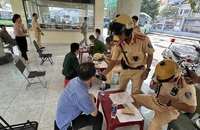 Đội CSGT Chợ Lớn kiểm tra nồng độ cồn, ma tuý hàng chục tài xế