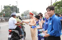 CSGT tặng hàng ngàn chai nước suối, phần ăn cho người dân về quê đón Tết