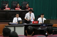 Thư ký tòa quay cuồng với núi việc