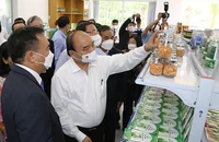 Chùm ảnh: Chủ tịch nước Nguyễn Xuân Phúc thăm, làm việc ở Củ Chi, Hóc Môn