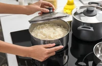 Cơm nguội bảo quản không đúng cách ăn vào có thể gây nên hiểm họa này