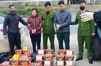 Bắt quả tang 2 người trên ô tô chở 72 hộp pháo hoa nổ