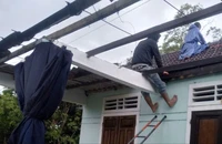 Mưa lớn kèm lốc xoáy khiến nhiều nhà dân ở Thừa Thiên Huế tốc mái