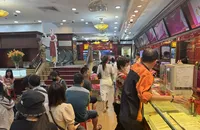 Dân đổ xô đi mua vàng giữa cơn mưa tầm tã, nhiều nơi hết sạch vàng nhẫn