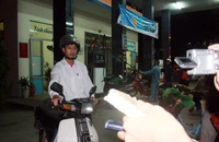 Vụ nhân viên cây xăng định đánh khách hàng: vì buồn chuyện tình cảm?