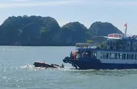 Va chạm với tàu du lịch, tàu chuyển tải bị chìm trên biển Cát Bà