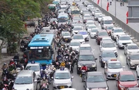Người dân lỉnh kỉnh đồ đạc trở lại Thủ đô trong ngày mùng 4 Tết