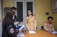 CSGT Hà Nội làm thủ tục cấp, đổi giấy phép lái xe