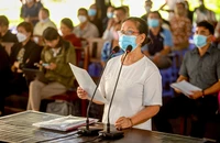 Chùm ảnh: Người đòi tiền, người đòi đất trong ngày đầu xét hỏi bị hại vụ Alibaba
