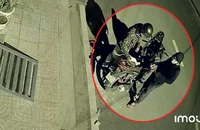 Trộm ‘khèo’ khóa nhà trọ, lấy tài sản rồi vứt giấy tờ ở cổng