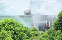 Cảnh sát đục tôn dập lửa ở đám cháy xưởng quận 12