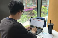 Người nước ngoài có thể nộp hồ sơ xuất nhập cảnh qua online