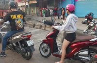 Container tông dải phân cách bê tông văng trúng 2 xe máy ở ngã tư Trung Chánh