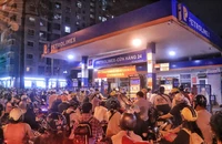 Đổ xăng ở TP.HCM: Đợi 30 phút được 'đầy bình'