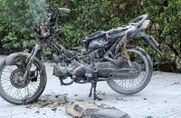 Xe máy cháy rụi trên vỉa hè công viên Phú Lâm, nghi bị đốt